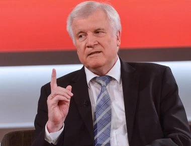 Αναβάλλει παραίτηση ο Ζεεχόφερ για 72 ώρες: «Κλείσε τα σύνορα μέχρι την Τετάρτη - Αλλιώς σε ρίχνω» είπε στην Α.Μέρκελ